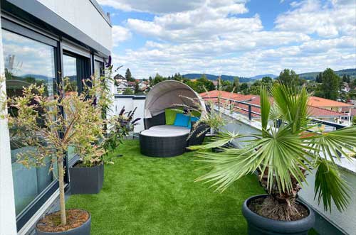 Erba artificiale su una terrazza vista mare