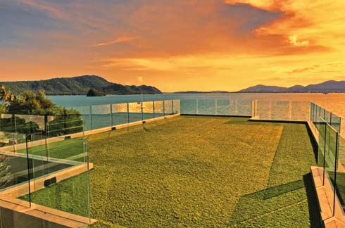 Erba artificiale su una terrazza vista mare