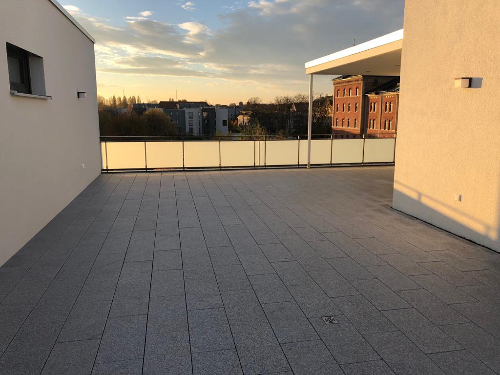 Terrazza sul tetto semplice e noiosa senza erba artificiale