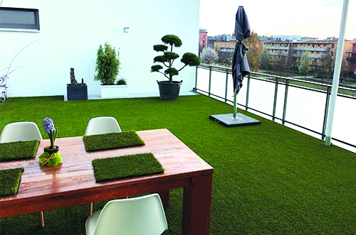 Erba artificiale su una terrazza vista mare